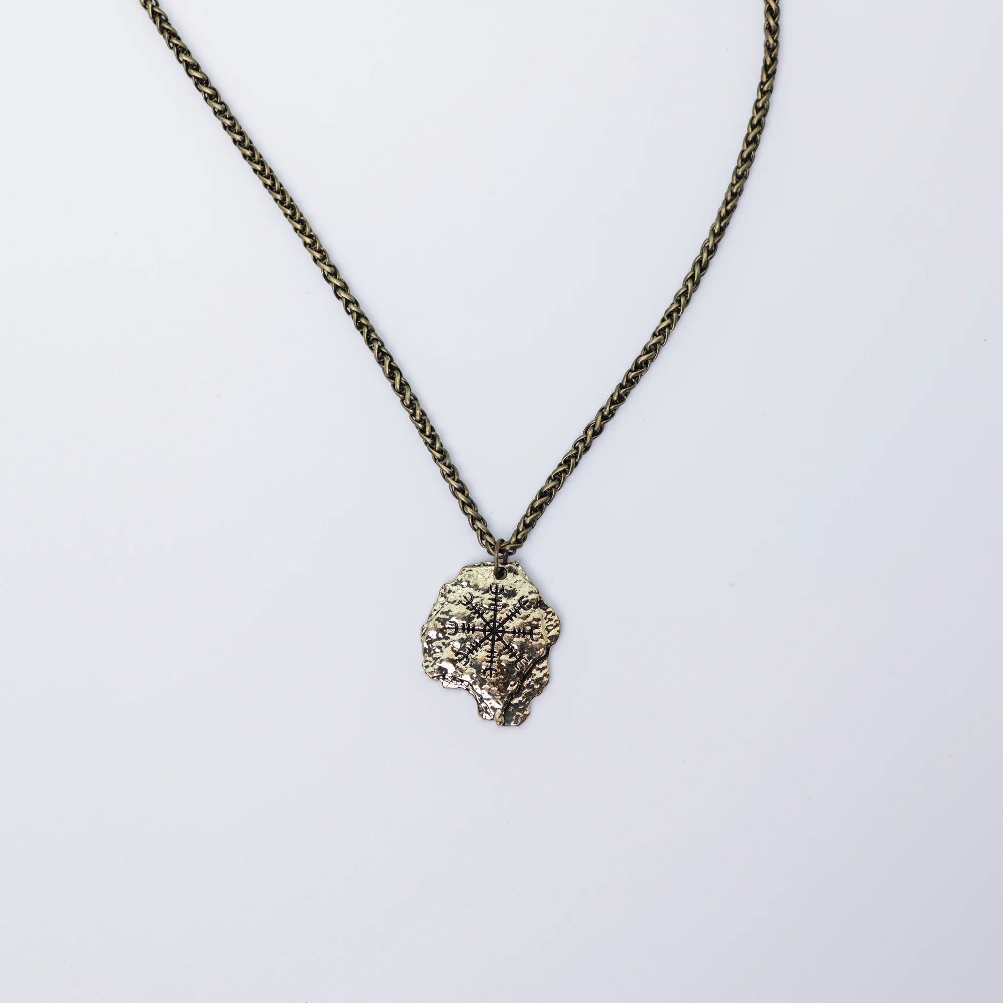 Necklace Hanging On Wall - Minjagripir.is