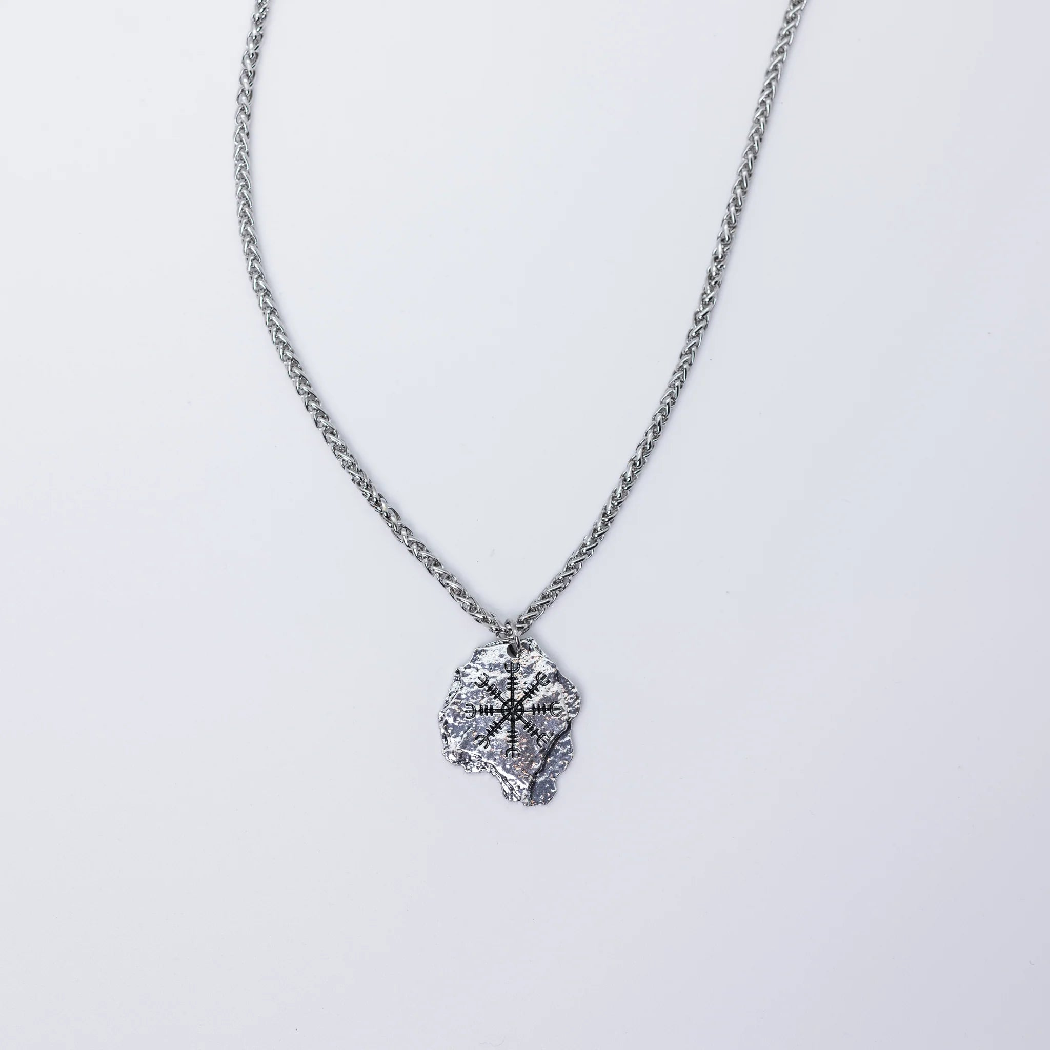 Necklace Hanging On Wall - Minjagripir.is